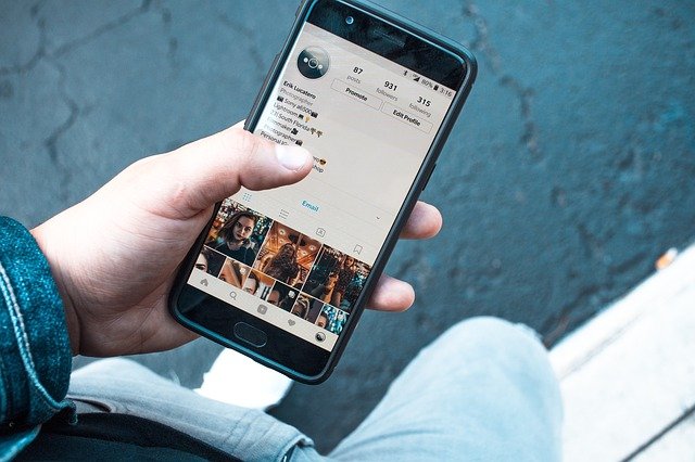 Je vhodné kupovat starým lidem chytrý mobilní telefon?